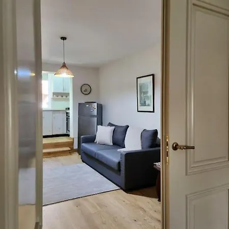 Vintage Flavor Apartment/home アパート ティラナ